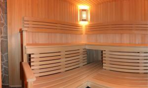 uma sauna com luz em cima em On Dovbush Path em Yaremche