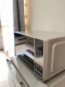 eine Mikrowelle auf einer Theke in der Unterkunft P&P homes in Kampala