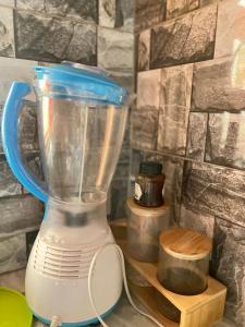 ein Mixer, der auf einer Theke steht in der Unterkunft P&P homes in Kampala + 21 Fotos