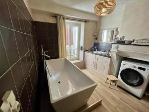 Φωτογραφία από το άλμπουμ του Appartement authentique et chaleureux au cœur de Salies-de-Béarn, dans le quartier historique avec commerces et restaurants au pied, à deux pas des thermes σε Salies-de-Bearn +26 φωτογραφίες