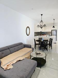 Un lugar para sentarse en Quill Residence Kuala Lumpur by PN