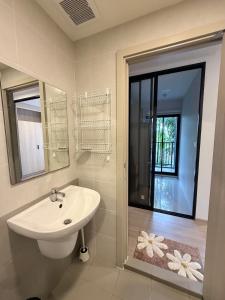 a bathroom with a sink and a mirror and a window at DCondo Kathu ใกล้หาดป่าตอง in Kathu