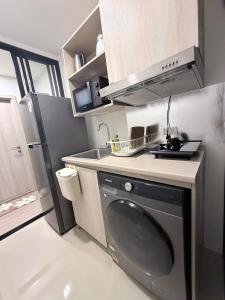 a kitchen with a washing machine and a sink at DCondo Kathu ใกล้หาดป่าตอง in Kathu