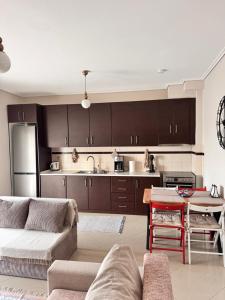 een keuken met een bank en een tafel in een kamer bij Zoe's Luxury Homes in Alexandroupoli +24 foto's