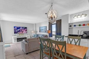 默特尔比奇Sea Pointe 2 BR Condo Oceanview,Views,Large Condo!的用餐室和带吊灯的客厅