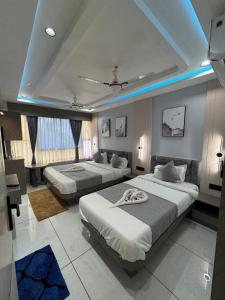 En eller flere senge i et værelse på Hotel HR GRAND