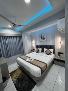 En eller flere senge i et værelse på Hotel HR GRAND