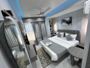 En eller flere senge i et værelse på Hotel HR GRAND