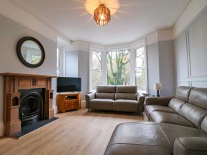 巴克斯顿High Peaks Villa的带沙发和壁炉的客厅