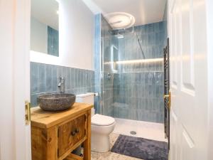 巴克斯顿High Peaks Villa的带水槽和马桶的浴室 更多35张照片