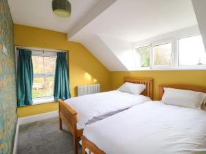 巴克斯顿High Peaks Villa的有两张床的房间有两扇窗户