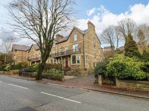 巴克斯顿High Peaks Villa的街道边的大砖房