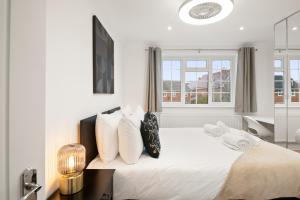 Una cama o camas en una habitación de Near Town Centre, Big Patio, Free Parking Sleeps 8