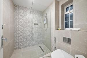 Un baño de Near Town Centre, Big Patio, Free Parking Sleeps 8 29 fotos más