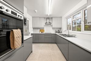 Una cocina o kitchenette en Near Town Centre, Big Patio, Free Parking Sleeps 8