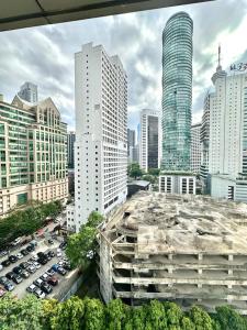una vista aerea di una città con edifici alti di Vortex klcc luxury suits by MN a Kuala Lumpur