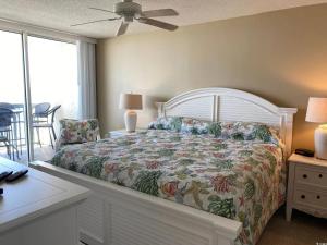 Private Ashworth Resort Direct Oceanfront View New في ميرتل بيتش: غرفة نوم مع سرير مع لحاف متهالك +71 صورة