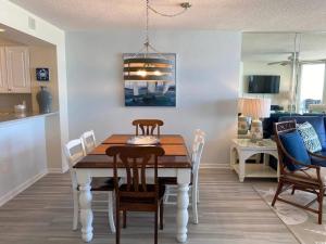 Private Ashworth Resort Direct Oceanfront View New في ميرتل بيتش: مطبخ وغرفة طعام مع طاولة وكراسي