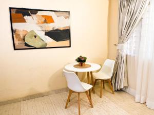 a table and chairs in a room with a painting at The Yellow Throw House in Maryland