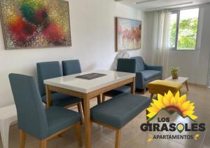 une salle à manger avec une table et des chaises dans l'établissement Los Girasoles Apartamentos, à Pueblo Bello