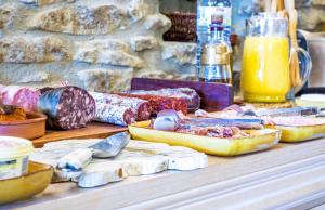 una mesa con diferentes tipos de carne y queso en Hotel Mas Rabiol -Costa Brava-Emporda-Only Adults, en Peratallada