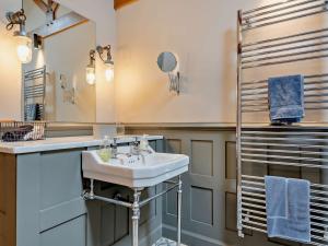 a bathroom with a sink and a mirror at 2 Bed in Leominster 50518 in Pencombe +20 photos