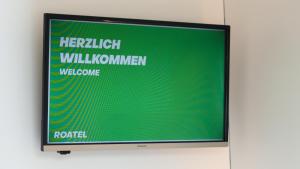 TV de pantalla plana en la pared en Roatel Emden A31 my-roatel-com, en Emden