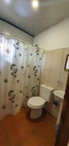 un bagno con un water e una tenda da doccia di Guazubira a Guazuvirá