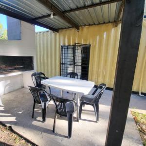 un tavolo bianco e sedie su un patio di Guazubira a Guazuvirá