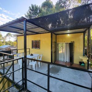 balcone con vista su una casa di Guazubira a Guazuvirá Altre 9 foto