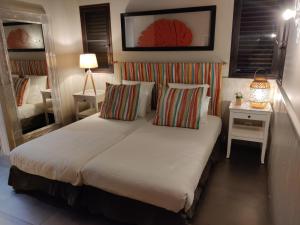 Grand Cul-de-SacにあるAmniosのベッドルーム1室(大型ベッド1台、ナイトスタンド、鏡付) +25枚の写真