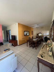 纳塔尔Casa em Cidade Verde - Nova Parnamirim的客厅里有一张沙发和一张桌子。