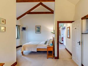 una camera da letto con un letto e un tavolo in una stanza di 4 Bed in Boscastle 47035 a Boscastle