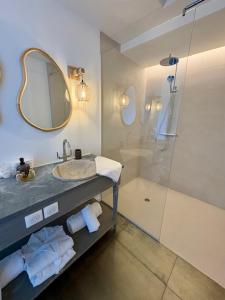 Grand Cul-de-SacにあるAmniosの洗面台とシャワー付きのバスルーム
