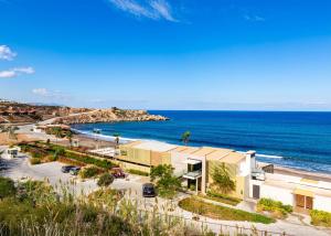 KharchaにあるAzra Suite By HolidayKeysの海に面したビーチの隣にある建物