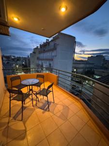 een balkon met 2 stoelen en een tafel bij Zoe's Luxury Homes in Alexandroupoli