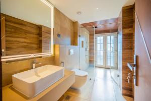 Koupelna v ubytování The Passport Hotel + 11 fotografií