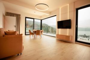 Μια τηλεόραση ή/και κέντρο ψυχαγωγίας στο Lake View Żywiec Resort & SPA