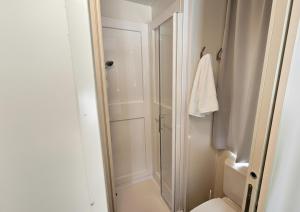 ein Badezimmer mit Toilette und Glasdusche in der Unterkunft Bungalow e Mobilhome - Camper Park 2 in Rimini + 8 Fotos