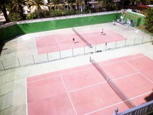 una vista aérea de dos pistas de tenis con gente en ellas en Amazing views to Los Cristianos Bay in Achacay, en Los Cristianos