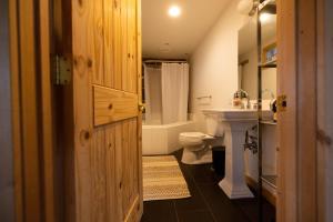 Ένα μπάνιο στο Adams Rest +46 φωτογραφίες