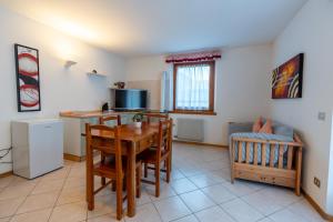 Η κουζίνα ή μικρή κουζίνα στο MountainHome Garage and Free Parking