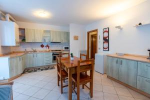 Nhà bếp/bếp nhỏ tại MountainHome Garage & Free Parking