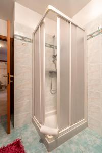 Ένα μπάνιο στο MountainHome Garage and Free Parking