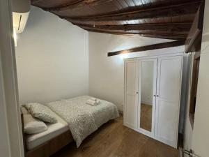 Un dormitorio pequeño con una cama y un espejo. en Andimi Don Diego #2, en Toledo