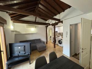 Una sala de estar con un sofá y un televisor en Andimi Don Diego #2, en Toledo