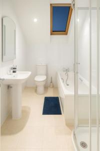 金塞尔3 Bedroom Apt in Kinsale City Centre, Cork的白色的浴室设有水槽、浴缸和卫生间。 更多15张照片