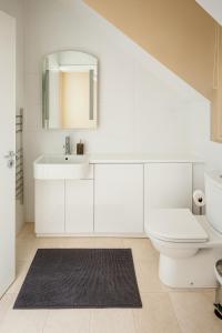 金塞尔3 Bedroom Apt in Kinsale City Centre, Cork的带水槽和马桶的白色浴室