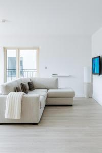 金塞尔3 Bedroom Apt in Kinsale City Centre, Cork的带沙发和电视的白色客厅