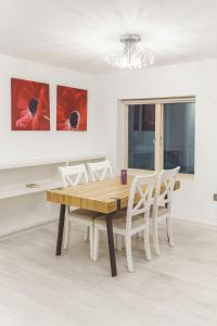 金塞尔3 Bedroom Apt in Kinsale City Centre, Cork的配有木桌椅的餐厅